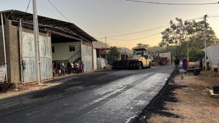 ASFALTAMENTO NA RUA DA FLORESTA É RETOMADA 